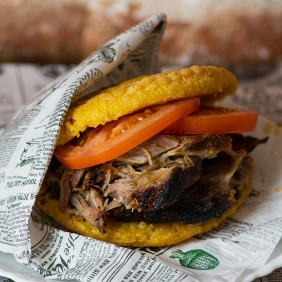arepa de pernil rincon de la abuela venezolana BCN